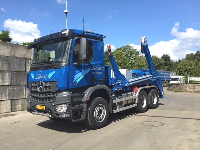 Camion équipé pour la gestion de containers des Nouveaux Établissements Liébaert, utilisé pour l'enlèvement de déchets au Luxembourg