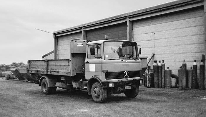 Ancienne photo en noir et blanc d'un camion des Nouveaux Établissements Liébaert à ses débuts dans la récupération de fers et métaux