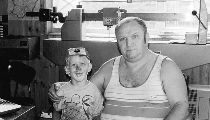 Ancienne photo en noir et blanc du fondateur des Nouveaux Établissements Liébaert et de son petit-fils, symbolisant la tradition familiale dans le recyclage des métaux